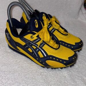 ASICS Hyper Endurance GN215 - boys Track Shoes  Michigan colors 5 w/spikes